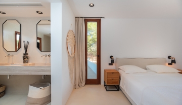 Resa Estates finca Can Floral Ibiza sale koop bed and bathroom.jpg